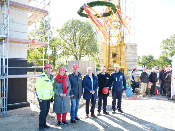 Indrevos G�l, Projektleiter der Stadtwerke, Jennifer Collin-Feeder, B�rgermeisterin, Burkhard Wilde, Vorsitzender des Aufsichtsrats der LE.O Gruppe, Marcel Jan�en, Orafol Europe GmbH, Olaf L�ke, Gesch�ftsf�hrer der LE.O Gruppe, Peter Grabowsky, Gesch�ftsf