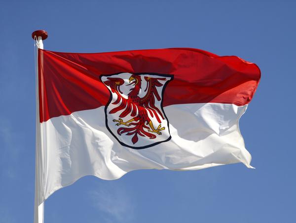 Brandenburgflagge vor blauem Himmel