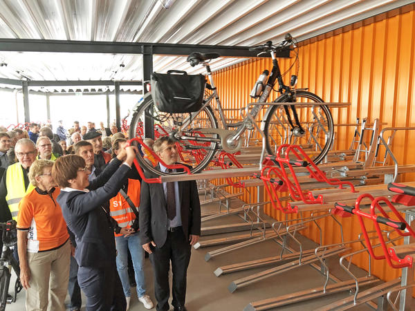 Infrastrukturministerin Kathrin Schneider und B�rgermeister Alexander Laesicke demonstrieren das �Doppelstockparksystem� im neuen Oranienburger Fahrradparkhaus am Bahnhof.