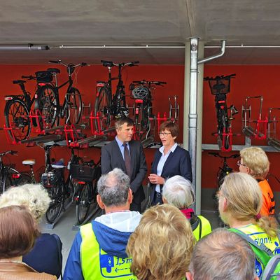 Er&ouml;ffung Fahrradparkhaus mit B&uuml;rgermeister Alexander Laesicke und Ministerin Kathrin Schneider