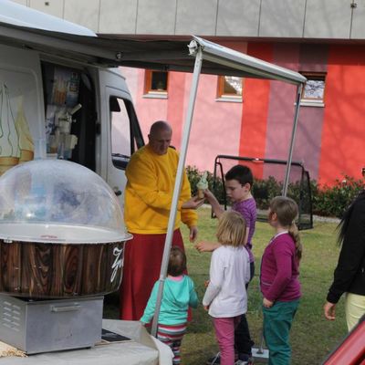Herr K&ouml;lle sorgte f&uuml;r Zuckerwatte und Softeis