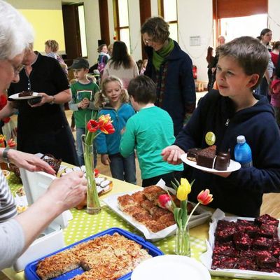 Eltern und Gro&szlig;eltern sorgten f&uuml;r Unterst&uuml;tzung am Kuchenbuffet