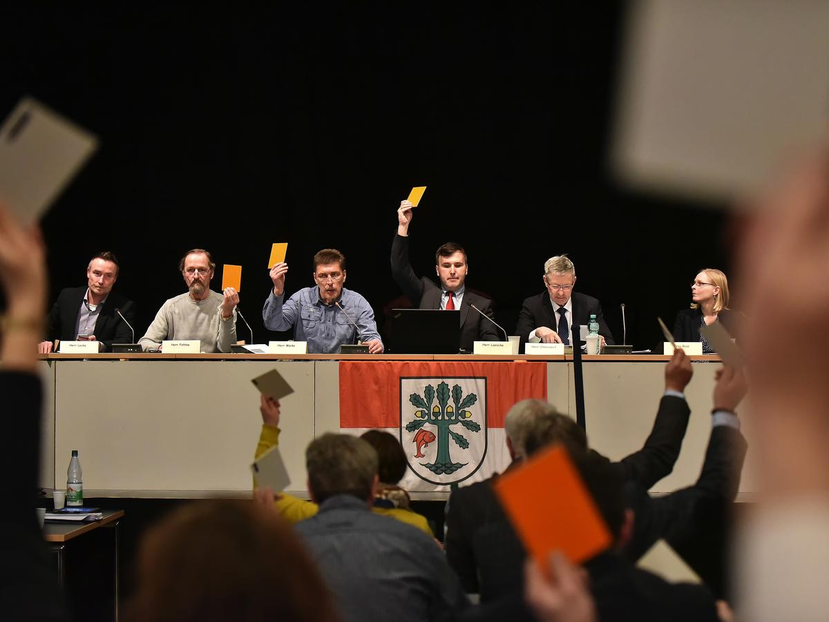 Zur Stadtverordnetenversammlung platzte die Orangerie aus allen N&auml;hten. Zum einen fand die SVV mit neuem B&uuml;rgermeister statt und au&szlig;erdem ging es um die geplante Kl&auml;rschlammverbrennungsanlage, welche die Germendorfer Gegner nach Oranienurg zog.