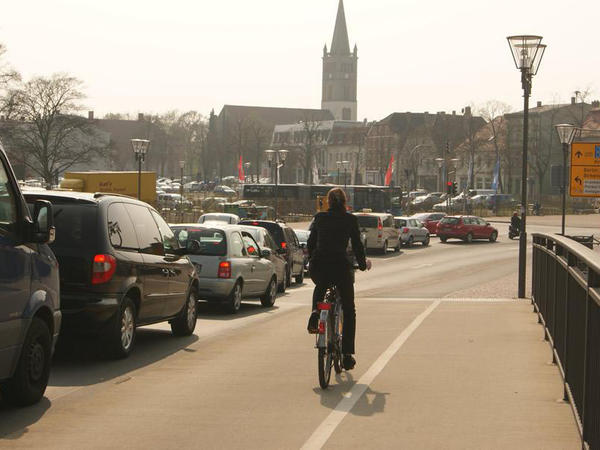 Dichter Verkehr auf der Schlossbr�cke.