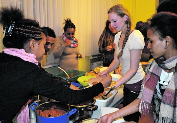 Kennenlernen geht durch den Magen: Gemeinsames Kochen und Essen beim �Treff um 6�, organisiert von der Willkommensinitiative