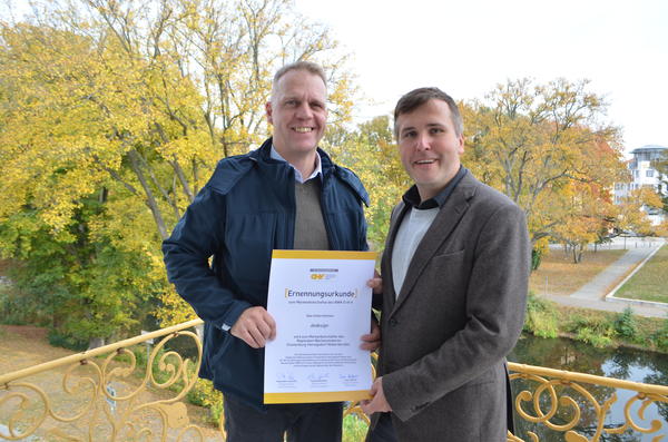 B�rgermeister Alexander Laesicke �bergibt dem neuen RWK-Markenbotschafter Wolfram Degler, Gesch�ftsf�hrer von "dedesigns" die Ernennungsurkunde.