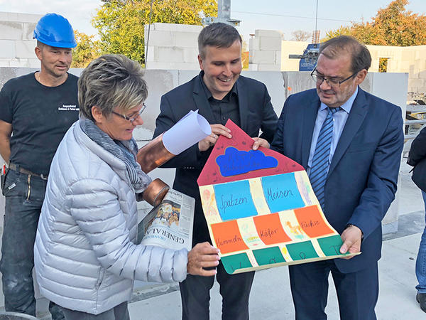 Oranienburgs B�rgermeister Alexander Laesicke (Mitte), Brandenburgs Infrastrukturminister J�rg Vogels�nger (rechts) und Hochbauamtsleiterin Heidrun Gassan best�cken die kupferne Zeitkapsel, welche bei der Grundsteinlegung eingemauert wird - u.a. mit einem Bild von Kindern der Schmachtenhagener Kita B�kestrolche.