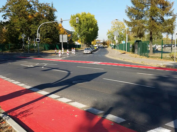 Die Radwege im Kreuzungsbereich der Saarlandstr./Andr�-Pican-Stra�e mit der Lehnitzstra�e wurden durchg�ngig rot eingef�rbt.