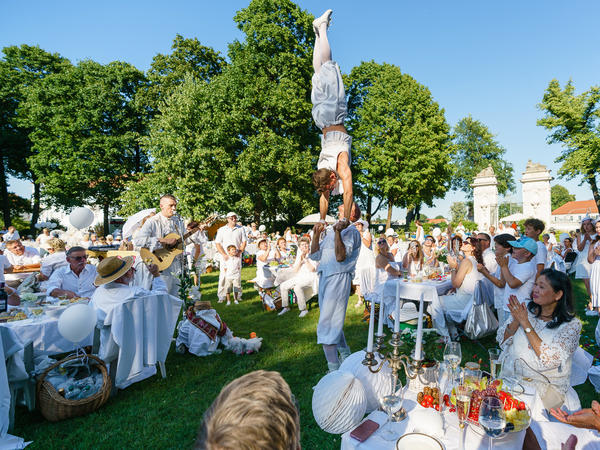 Stilvoll speisen und genie&szlig;en lautet das Motto beim &raquo;Picknick in Wei&szlig;&laquo;.