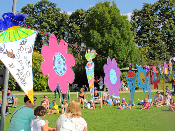 Der Schlosspark ist zum Zuckert&uuml;tenfest nat&uuml;rlich bunt geschm&uuml;ckt.
