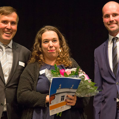 B&uuml;rgermeister Alexander Laesicke und Finanzdezernent Christoph Schmidt-Jansa mit Ehrenpreistr&auml;gerin Mareike Blume vom Verein &raquo;Gl&uuml;xritter&laquo;