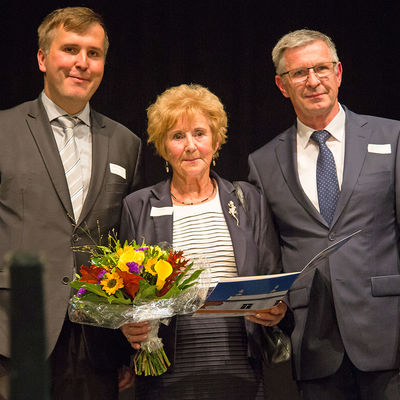 B&uuml;rgermeister Alexander Laesicke und Baustadtrat Frank Oltersdorf mit Ehrenpreistr&auml;gerin Ingrid Hennicke
