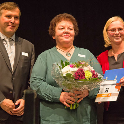 B&uuml;rgermeister Alexander Laesicke und Dezernentin f&uuml;r B&uuml;rgerdienste Stefanie Rose mit Ehrenpreistr&auml;gerin Dagmar Jurat vom Projekt &raquo;Netzwerk Schule 2015&laquo;
