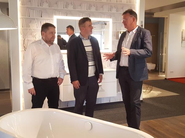 B�rgermeister Laesicke (Mitte) spricht mit den Elgora-Gesch�ftsf�hrern Thomas Ritter (links) und Torsten Hanetzok