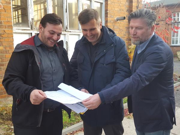 Marco Bartsch (l.) und Frank Steinm�ller (r.) erl�utern B�rgermeister Alexander Laesicke die Pl�ne f�r die Taschenschirmhalle.