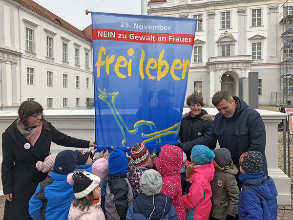 Flaggenhissung &raquo;NEIN zu Gewalt an Frauen&laquo; 2018