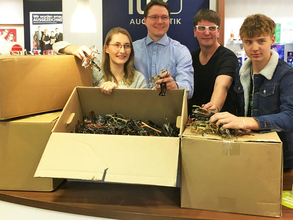 �Brillen ohne Grenzen�: Das Ergebnis der Spendenaktion 2019 in Oranienburg kann sich sehen lassen. Friedericke Kopf und Steffen Hennes von lux-Augenoptik, Pierre Schwering, Leiter des Sachgebietes Gemeinwesen der Stadt Oranienburg, und Gordon K�hne, Praktikant der Stadtverwaltung.