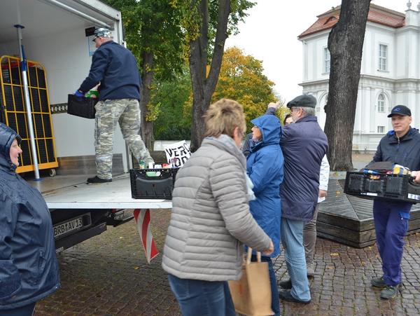 Immer wieder werden kistenweise Lebensmittel f�r die Tafel gesammelt
