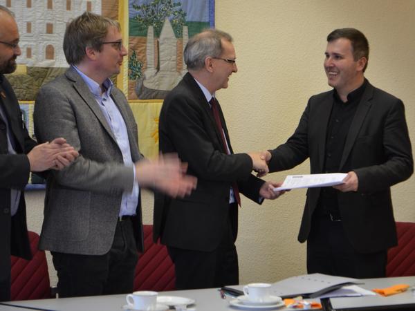 Landesmittel f�r die Schleuse Friedenthal. Auf dem Foto: B�rgermeister Alexander Laesicke, Staatssekret�r Hendrik Fischer, MdL Bj�rn L�ttmann, Landrat Barnim und WIN-Vorsitzender Daniel Kurth (von rechts nach links)