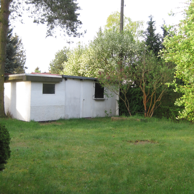 Blick in den Garten mit Nebengeb&auml;ude - Baugrundst&uuml;ck Mendelssohnstra&szlig;e 8