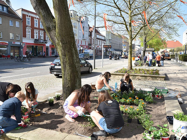 Flei&szlig;ige Helferinnen und Helfer k&uuml;mmern sich beim Fr&uuml;hjahrsputz 2018 um die Beete an der Bernauer Stra&szlig;e.