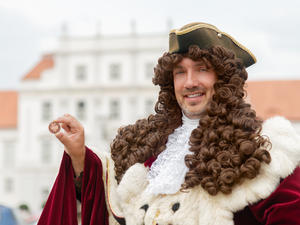 Der Kurf&uuml;rst pr&auml;sentiert den &raquo;Oranientaler&laquo;.