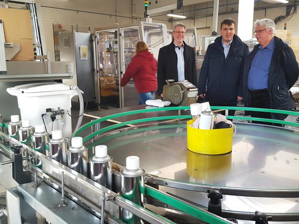 B�rgermeister Alexander Laesicke besucht die Mierau Spray Chemie in Zehlendorf