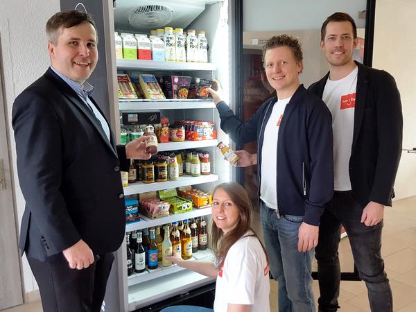 Unternehmensbesuch im Gewerbepark Mitte: Alexander Laesicke bei How I like mit den Gesch�ftsf�hrern Martin Michenfelder und Sven Forgber, sowie Mitarbeiterin Kim Vojticzech.