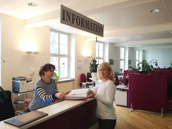 Yvonne Zipperling (rechts) hat im Rahmen ihrer Umschulung zur Verwaltungsfachangestellten ein Praktikum im B�rgeramt der Stadtverwaltung absolviert. Heute ist ihr letzter Arbeitstag.
