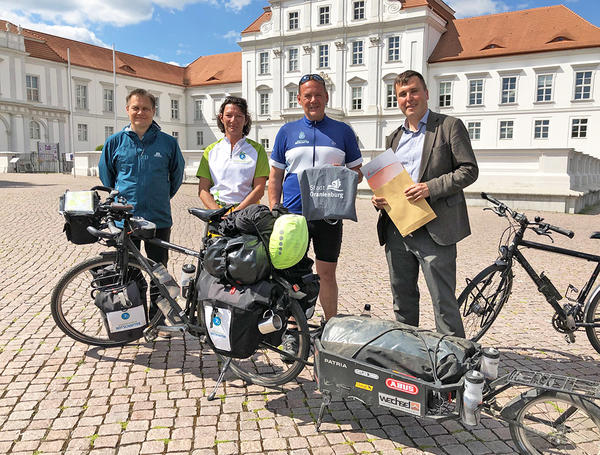 Stadtradeln-Botschafter Rainer Fumpfei wurde von Oranienburgs B�rgermeister Alexander Laesicke (rechts) und Stadtplaner Sven Dehler (links) empfangen.