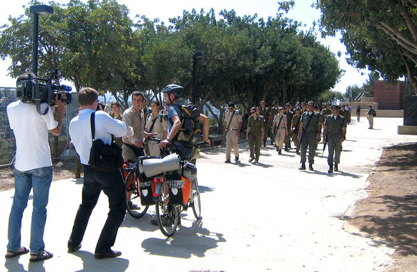 5 523 Kilometer lagen hinter Alexander Laesicke und seinem Mitstreiter, als sie in der israelischen Holocaust-Gedenkst�tte Yad Vashem eintrafen.
