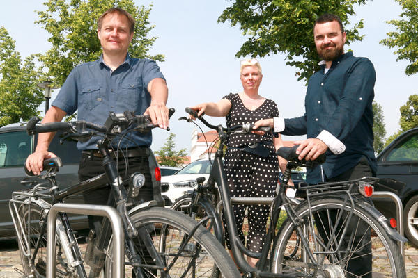 Sven Dehler, Grit Oltersdorf und Ren� Pieper (v. l.) von der Stadtverwaltung haben dazu beigetragen, dass nun Radb�gel auf dem Fischerplatz stehen. Dies war ein Wunsch aus dem B�rgerhaushalt.