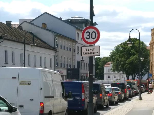 Neue Geschwindigkeitsregelungen in der Bernauer Stra�e: In den Nachtstunden gilt nun zwischen Fischerweg und Stralsunder Stra�e Tempo 30.