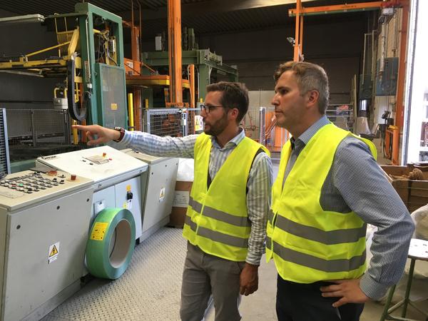 Gesch�ftsf�hrer Christian Bertmaring f�hrt B�rgermeister Alexander Laesicke durch die Baustoffwerke