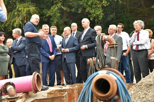 An der Bombenfundstelle im Treidelweg erl�uterte Sprengmeister Andr� M�ller (4. v.l.) Vizekanzler Olaf Scholz die schwierige Entsch�rfung der Blindg�nger.