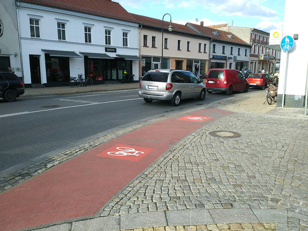 Neue Fahrradpiktogramme an der Einfahrt Fischerstra�e