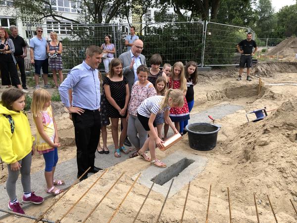 Tatkr�ftige Unterst�tzung hatte B�rgermeister Alexander Laesicke im Juni bei der Grundsteinlegung f�r den Erweiterungsbau der Havelgrundschule. Viele Schulen und Kitas werden in Oranienburg saniert, erweitert oder gleich ganz neu gebaut