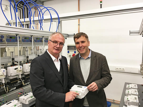 Besuchte die Deutsche Z�hlergesellschaft mbH in Oranienburg: B�rgermeister Alexander Laesicke (rechts) mit DZG-Gesch�ftsf�hrer Ulrich Feldm�ller