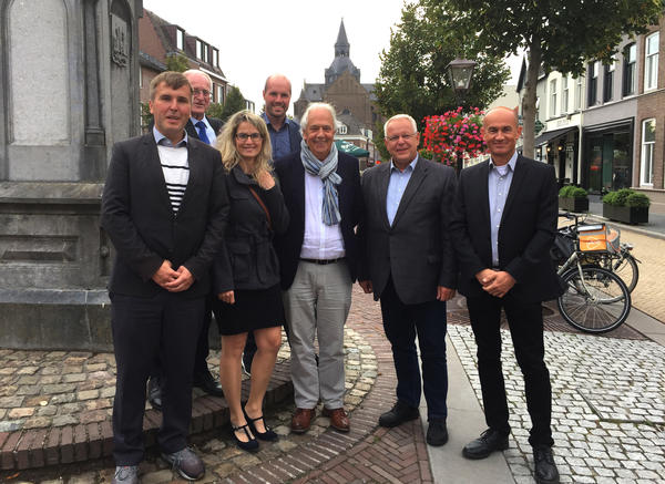 Gerade erst besuchte eine Delegation aus Oranienburg mit B�rgermeister Alexander Laesicke (li.) und Stadtverordnetenvorsteher Dirk Blettermann (2. v.r.) die niederl�ndische Partnerstadt Vught. In der Mitte: Peter Pennings, stellv. B�rgermeister von Vught.