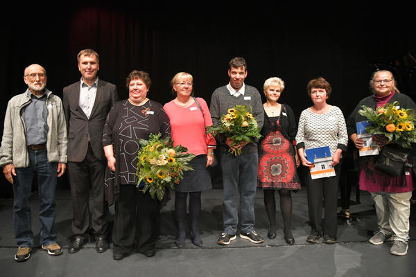 Die Ehrenpreistr�ger der Stadt Oranienburger 2019 mit B�rgermeister Alexander Laesicke und der Tr�gerin des Bundesverdienstkreuzes Viola Knerndel