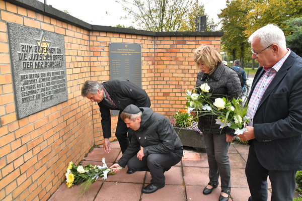 Stadtverordnetenvorsteher Dirk Blettermann, B�rgermeister Alexander Laesicke, der stellv. Landrat Egmont Hamelow und Vertreter die Vorsitzenden der j�dischen Gemeinde Oberhavel, Elena Miropolskaja