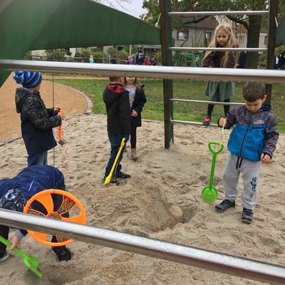 Spielen, plaudern und zusammen sein: Auf der Angerwiese ist ein neuer Spielplatz entstanden