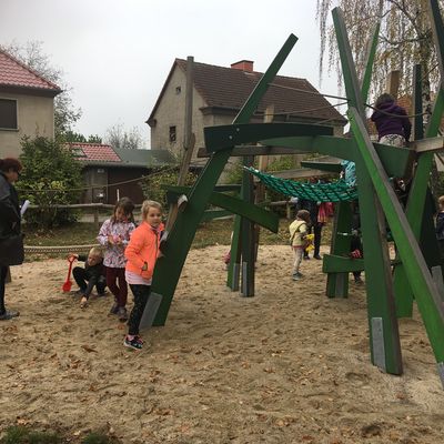 Spielen, plaudern und zusammen sein: Auf der Angerwiese ist ein neuer Spielplatz entstanden