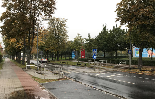 Auch viele kleinere Bauarbeiten in der Stadt ergeben ein sch�nes gro�es Ganzes: Eine behindertengerechte Gehwegrampe wurde beispielsweise am Fu�g�ngerweg zur TURM ErlebnisCity in der Andr�-Pican-Stra�e gebaut.