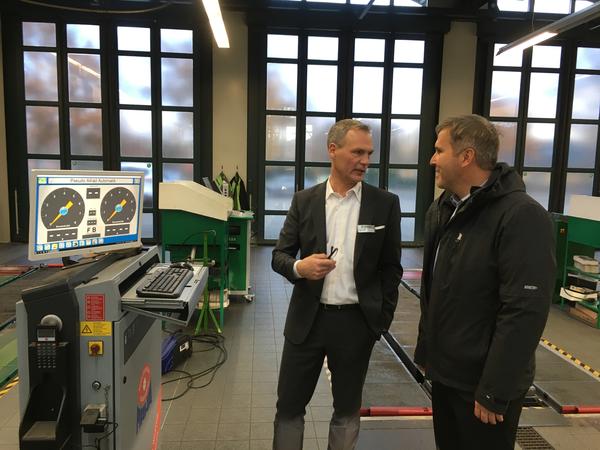 Niederlassungsleiter Jens-Peter Schultze erl�utert B�rgermeister Alexander Laesicke den Fahrzeugpr�fstand