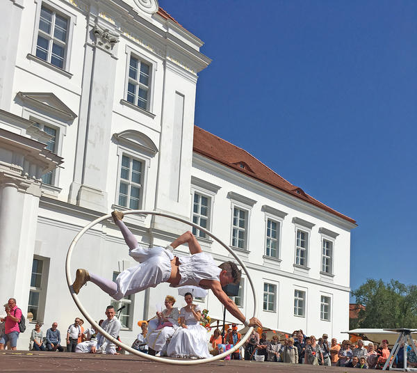 Akrobatik mit den Artistokraten beim Orangefest