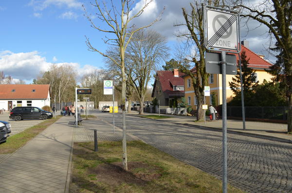 Auf der Fahrt zur Gedenkst�tte Sachsenhausen passieren t�glich zahlreiche Busse die umliegenden Wohnstra�en. F�r die Anwohner kein sch�ner Zustand.