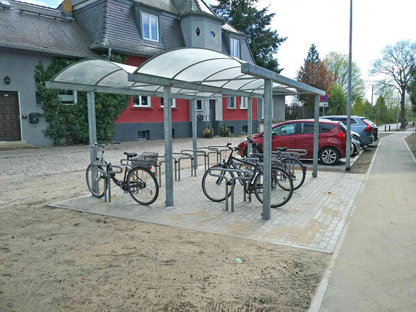 Neue Fahrradabstellanlage am Bahnhof Sachsenhausen.