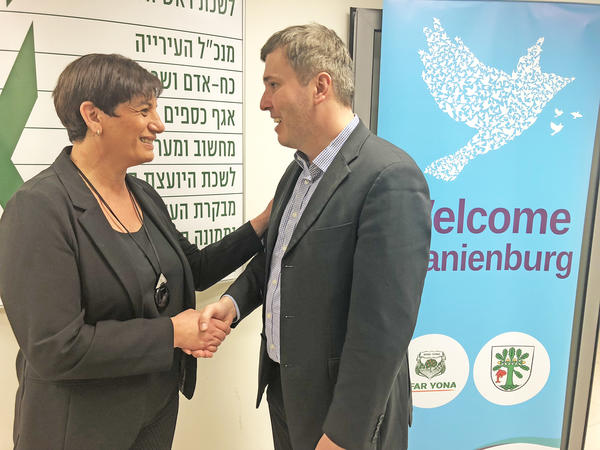 Herzlicher Empfang in Kfar Jona: B�rgermeisterin Schoschi Kachlon-Kidor begr��t Oranienburgs B�rgermeister Alexander Laesicke im Rathaus der israelischen Stadt.  � K.D. Grote / Oranienburger Generalanzeiger (moz.de)