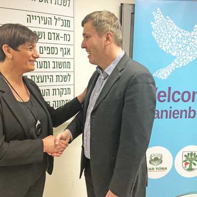 Herzlicher Empfang in Kfar Jona: B�rgermeisterin Schoschi Kachlon-Kidor begr��t Oranienburgs B�rgermeister Alexander Laesicke im Rathaus der israelischen Stadt.  � K.D. Grote / Oranienburger Generalanzeiger (moz.de)